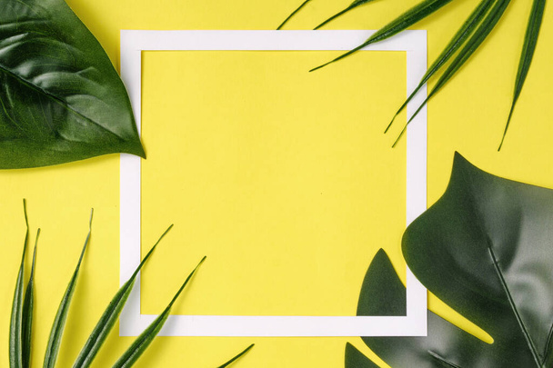 Invitation contemporaine hawaïenne avec cadre et palmiers jungle paradisiaque. Bannière ou affiche estivale créative aux feuilles exotiques tropicales avec fond jaune. - Photo, image