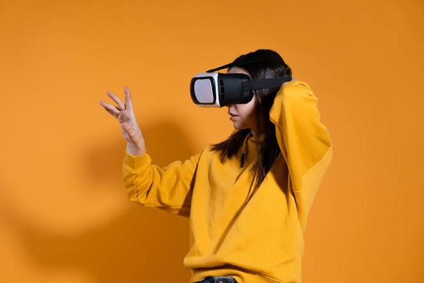 Immersion in cyberspace, virtual reality and the user. - Foto, imagen