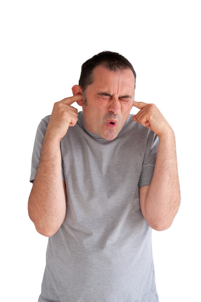 человек предотвращает повреждение слуха
 - Фото, изображение
