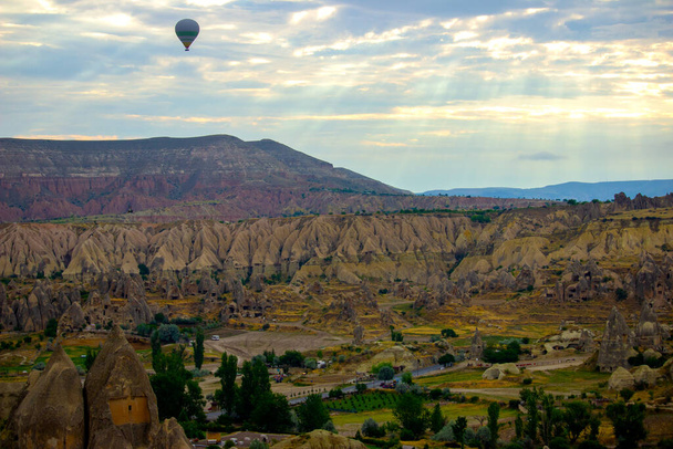 Kappadokien - Türkei, Heißluftballons am Morgen, Tourismus in der Türkei, Blick ins Tal - Goreme - Nevsehir  - Foto, Bild