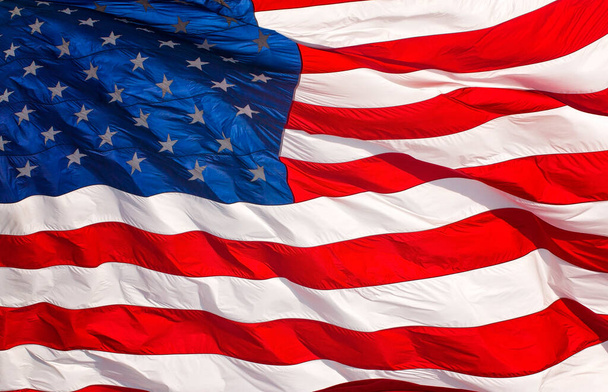 Bandera americana roja blanca y azul ondeando en el viento - Foto, Imagen
