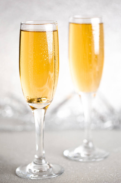Two Glasses of Champagne on a Silver Glitter Backdrop - Foto, Imagen