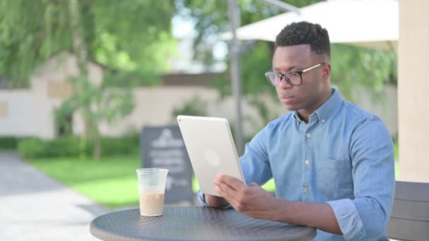 アフリカ人男性がタブレットで祝う成功  - 映像、動画