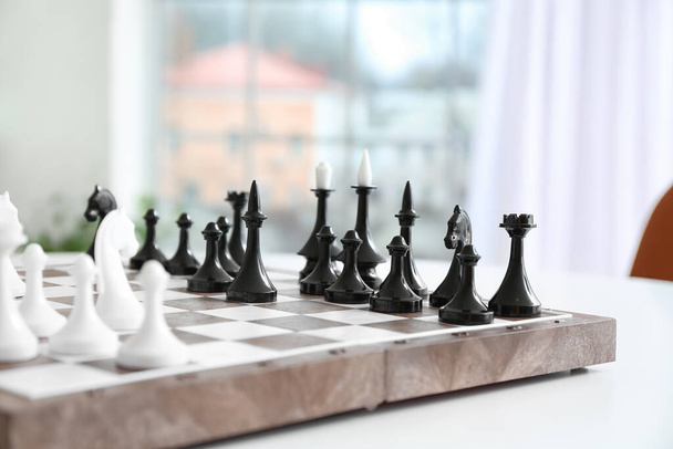Masada satranç taşları olan tahta - Fotoğraf, Görsel