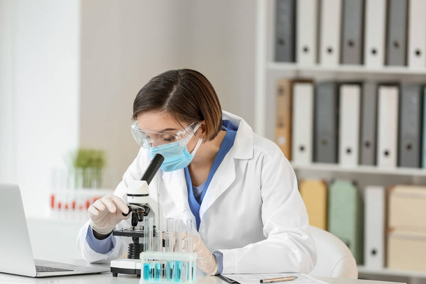 Female scientist working in laboratory - Valokuva, kuva