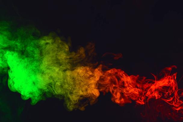 Kolor dymu na ciemnym tle - Zdjęcie, obraz
