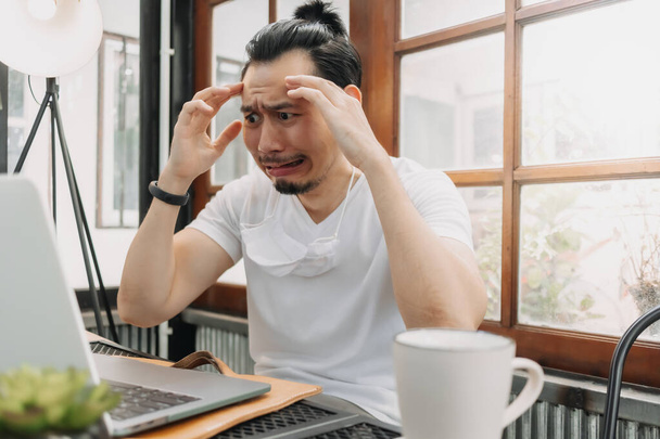 Crying and shocked funny face of man disappoint his work in his laptop. - Fotoğraf, Görsel