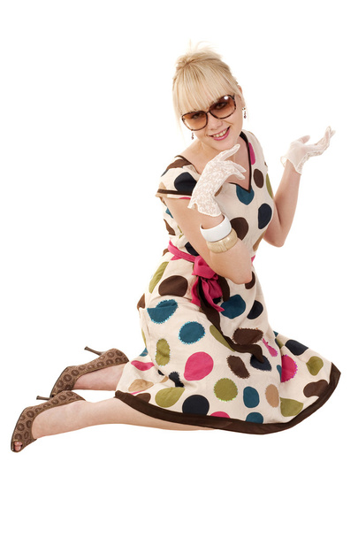 Blonde fille habillée dans le style des années 60 pose à la caméra
 - Photo, image