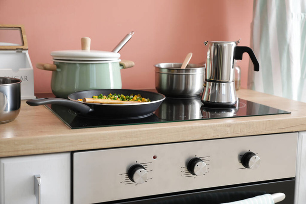 Fogão elétrico moderno e utensílios de cozinha - Foto, Imagem