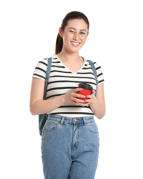 Mooie jonge vrouw met koffie kopje op witte achtergrond - Foto, afbeelding