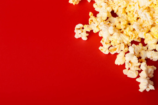 Smaczny popcorn na tle koloru, zbliżenie - Zdjęcie, obraz