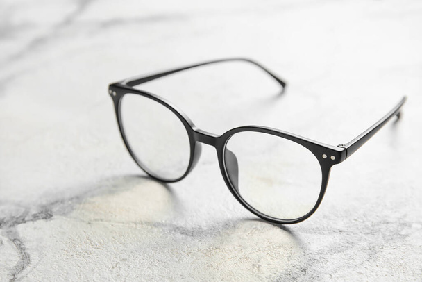Óculos elegantes no fundo claro, close-up - Foto, Imagem