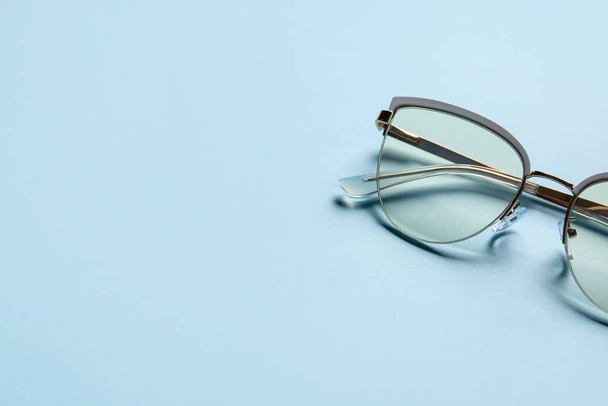 Óculos elegantes no fundo da cor, close-up - Foto, Imagem