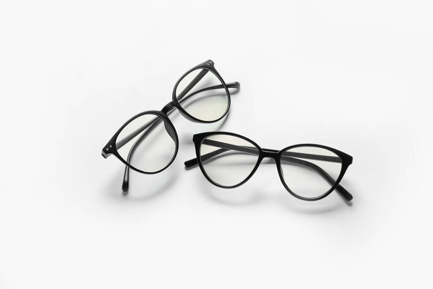 Verschiedene stylische Brillen auf weißem Hintergrund - Foto, Bild