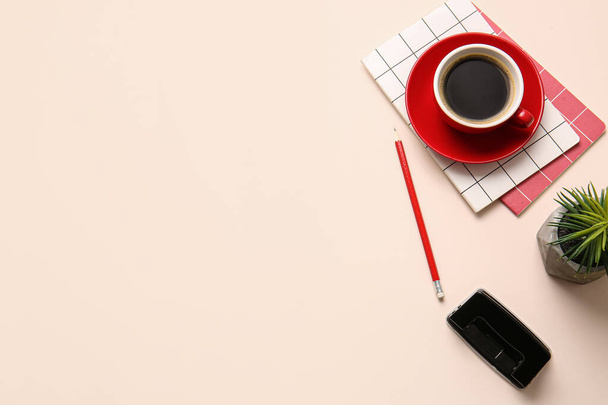 Verschillende kantoorgereedschappen en kopje koffie op kleurentafel - Foto, afbeelding
