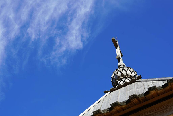 cruz de uma igreja de madeira. Ortodoxia. Telhas. Vista de perto. Capela de cúpula de cebola - Foto, Imagem