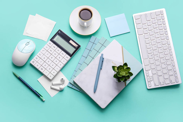 Diferentes herramientas de oficina, taza de café y dispositivos en la mesa de color - Foto, imagen