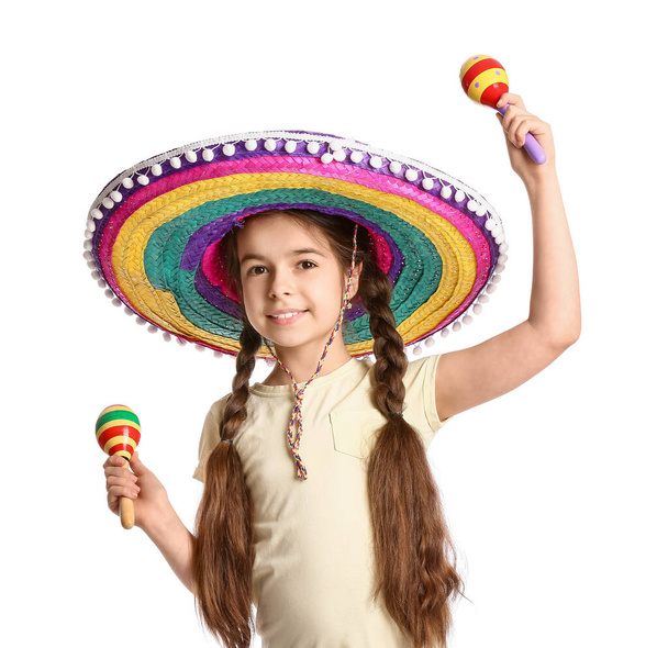 Şapkalı mutlu Meksikalı kız ve beyaz arka planda marakas - Fotoğraf, Görsel
