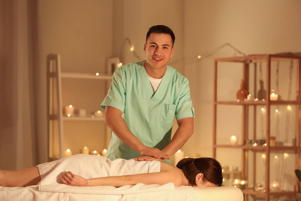 Jovem mulher fazendo massagem no salão de spa - Foto, Imagem