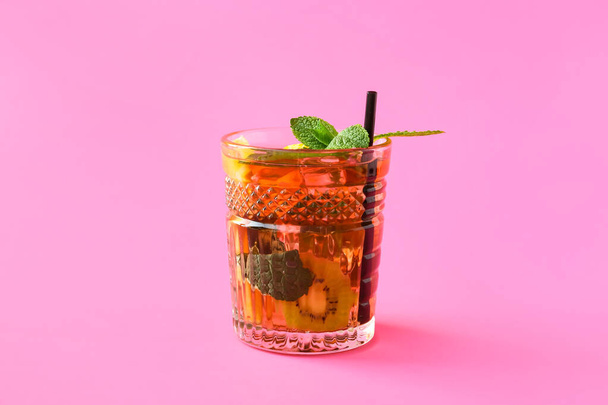 Szklanka smacznej mrożonej herbaty z owocami na tle koloru - Zdjęcie, obraz