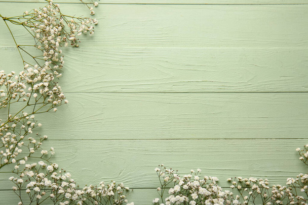 Красиві квіти гіпсофіли на кольоровому дерев'яному фоні
 - Фото, зображення