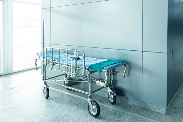 Umzugsschwestern bereiten sich auf Patienten im Krankenhausgebäude vor - Foto, Bild