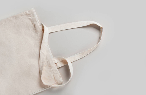Mockup άδειο πρότυπο Λευκή τσάντα αγορών κρέμα για το σχεδιασμό σας, φιλικό προς το περιβάλλον, μηδέν απόβλητα με χώρο αντίγραφο. Ελαχιστοποίηση. - Φωτογραφία, εικόνα