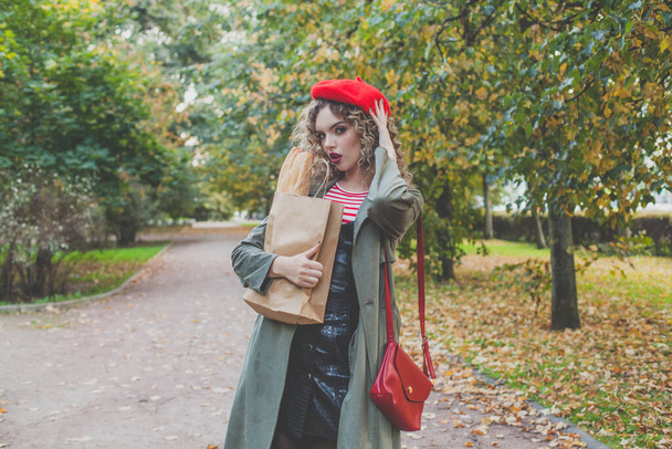 Jeune femme élégante avec sac à main sac à main de jour, Paris France - Photo, image
