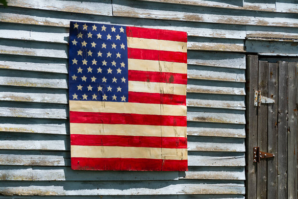 Bandiera americana dipinta sul lato del vecchio edificio agricolo in legno. - Foto, immagini