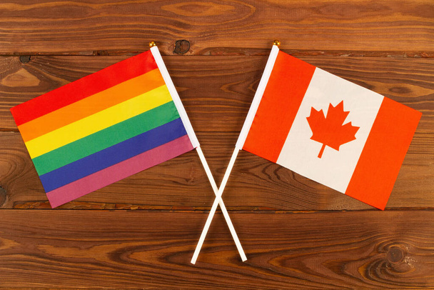 Tęczowa flaga LGBT i flaga Australii na brązowym tle desek drewnianych. Miesiąc Pychy LGBT. LGBTQ. LGBTQIA. Zamknij się. Widok z góry - Zdjęcie, obraz