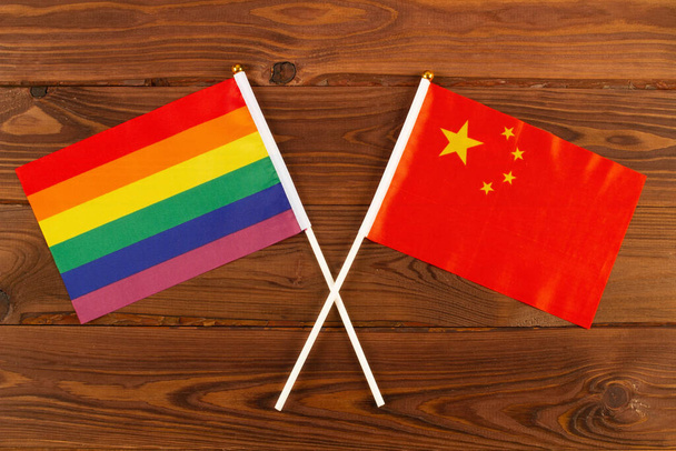 Rainbow lippu LGBT ja lippu Australian ruskea puu lankkuja taustalla. LGBT Pride kuukausi. LGBTQ. LGBTQIA. Sulje se. Yläkuva - Valokuva, kuva
