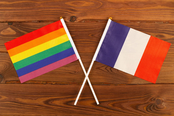 Σημαία Rainbow ΛΟΑΤ και σημαία της Αυστραλίας σε καφέ σανίδες ξύλου φόντο. Μήνας Υπερηφάνειας ΛΟΑΤ. ΛΟΑΤΚΙ. ΛΟΑΤΚΙΑ. Κλείσε. Άνω όψη - Φωτογραφία, εικόνα