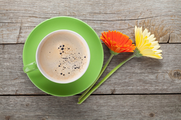 Tasse à café et deux fleurs de gerbega colorées
 - Photo, image