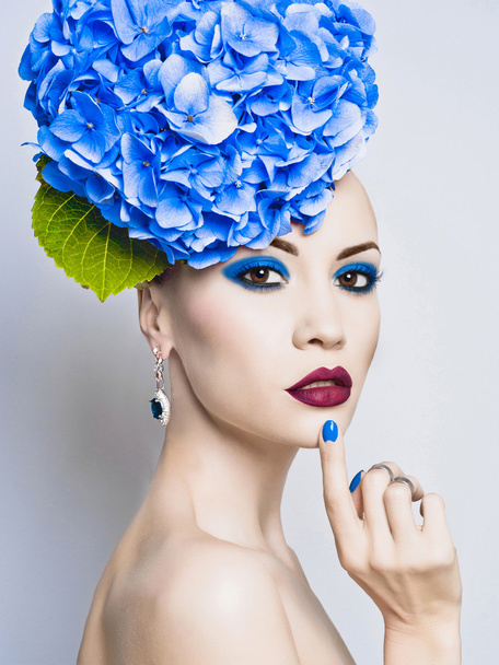 Beautiful lady with hydrangea - Foto, Imagen