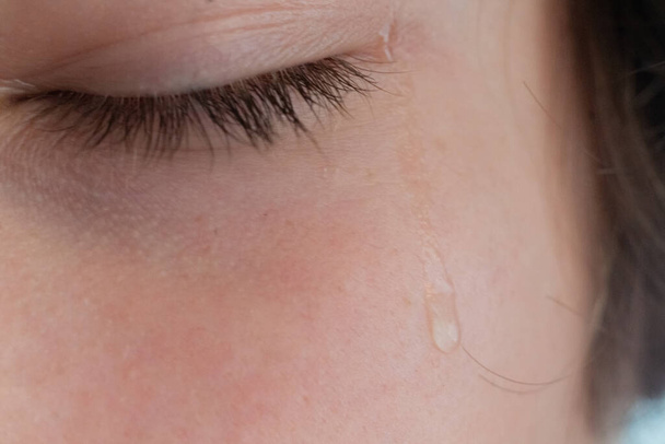 макро знімок людини сльоза, розчарування і відчайдушні концепції
 - Фото, зображення