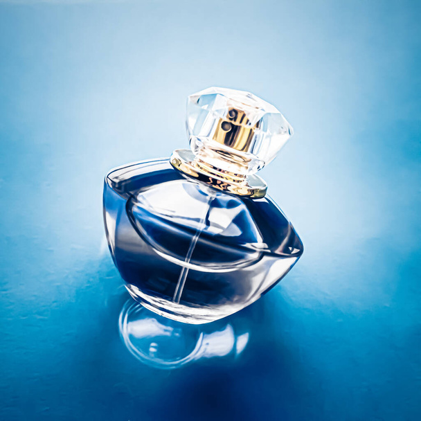 Eau de parfum pour homme, bouteille de parfum comme parfum vintage, eau de parfum comme cadeau de vacances, parfum de luxe marque présente - Photo, image