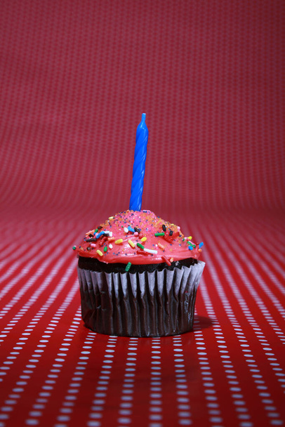 誕生日ケーキ。誕生日カップケーキ。カップケーキだ。カップケーキ。鮮やかな色のキャンドルで飾られたカップケーキ。キャンドル入りのカップケーキ。誕生日おめでとう。誕生日だ。もう１歳年上.  - 写真・画像