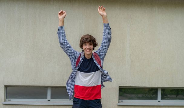 joven feliz colegial loco con mochila correr de nuevo a la escuela s - Foto, Imagen