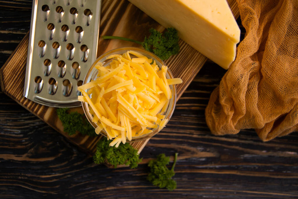 тертий сир, петрушка на дерев'яному фоні
 - Фото, зображення
