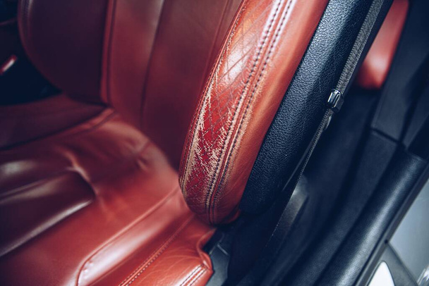 Поврежденное кожаное кресло. Интерьер автомобиля - Фото, изображение