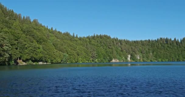 Lac Pavin,  Besse-et-Saint-Anastaise, Puy de Dome, Massif Central, Auvergne, France - Séquence, vidéo