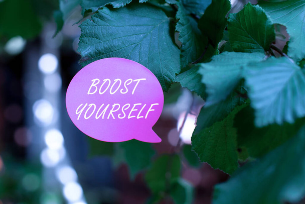 Bildunterschrift: Boost Yourself. Wort, das geschrieben wurde, um jemandem einen Aufzug zu liefern, der ihn wieder energisch werden lässt, neue, helle Ideen zu denken, die Kreativität und Inspiration erneuern - Foto, Bild