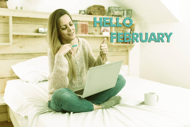 Текстовый знак "Hello February". Слово, написанное по приветствию используется при приветствии второй месяц года Абстрактный заказ продуктов питания в Интернете, решение проблем на интернет-форумах - Фото, изображение
