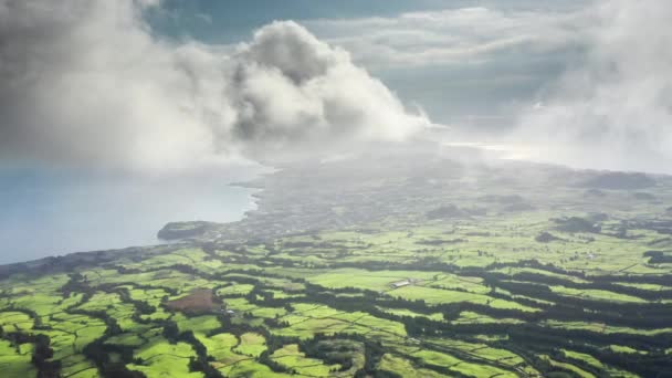 Nubes moviéndose en el cielo sobre el paisaje rural, Isla de Sao Miguel, Azores, Portugal, - Metraje, vídeo