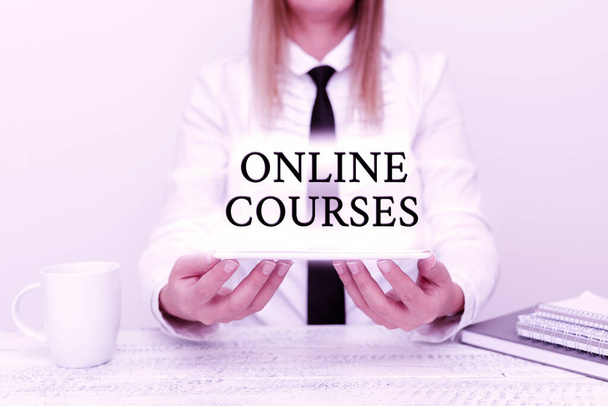 Konceptuális felirat Online kurzusok. Üzleti kirakat kereső oktatás, hogy végzik az interneten gyakornok indítása egy új álláshirdetés, Diák bemutató jelentés Tanulmányok - Fotó, kép