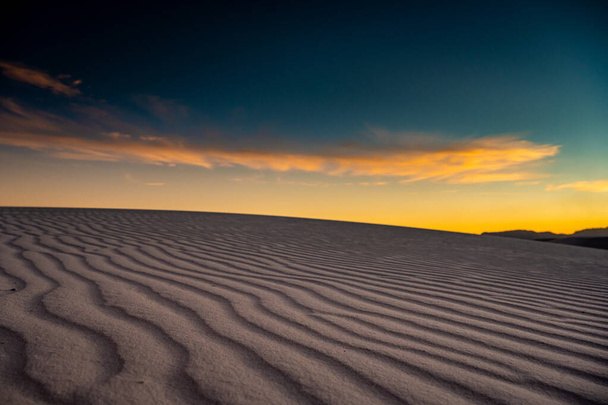 Золоте світло над тіньовими дюнами в національному парку білих пісків - Фото, зображення