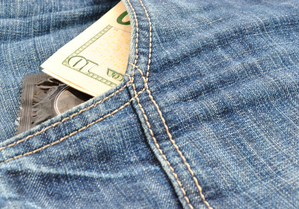 Kondom und Geld in Pocket Jeans - Foto, Bild