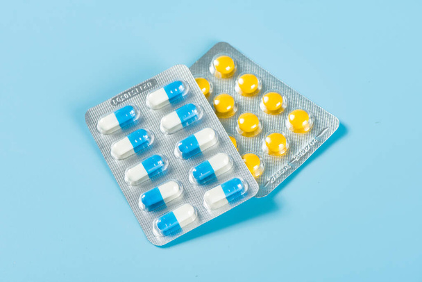 сині таблетки для схуднення в блістерній упаковці
. - Фото, зображення