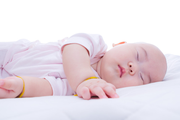 Noworodek dziewczynka śpi w łóżku - Zdjęcie, obraz