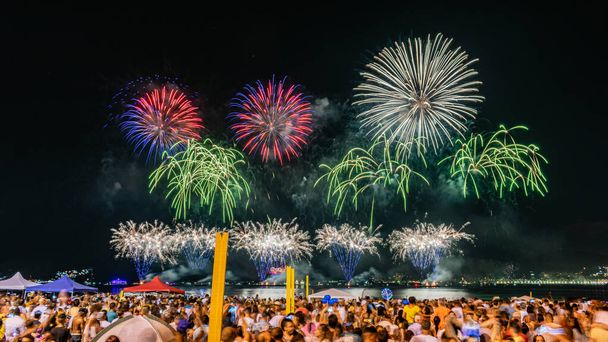 Immagine notturna con fuochi d'artificio di Capodanno (Reveillon) che esplodono nel cielo a Niteroi, Rio de Janeiro, Brasile - Foto, immagini
